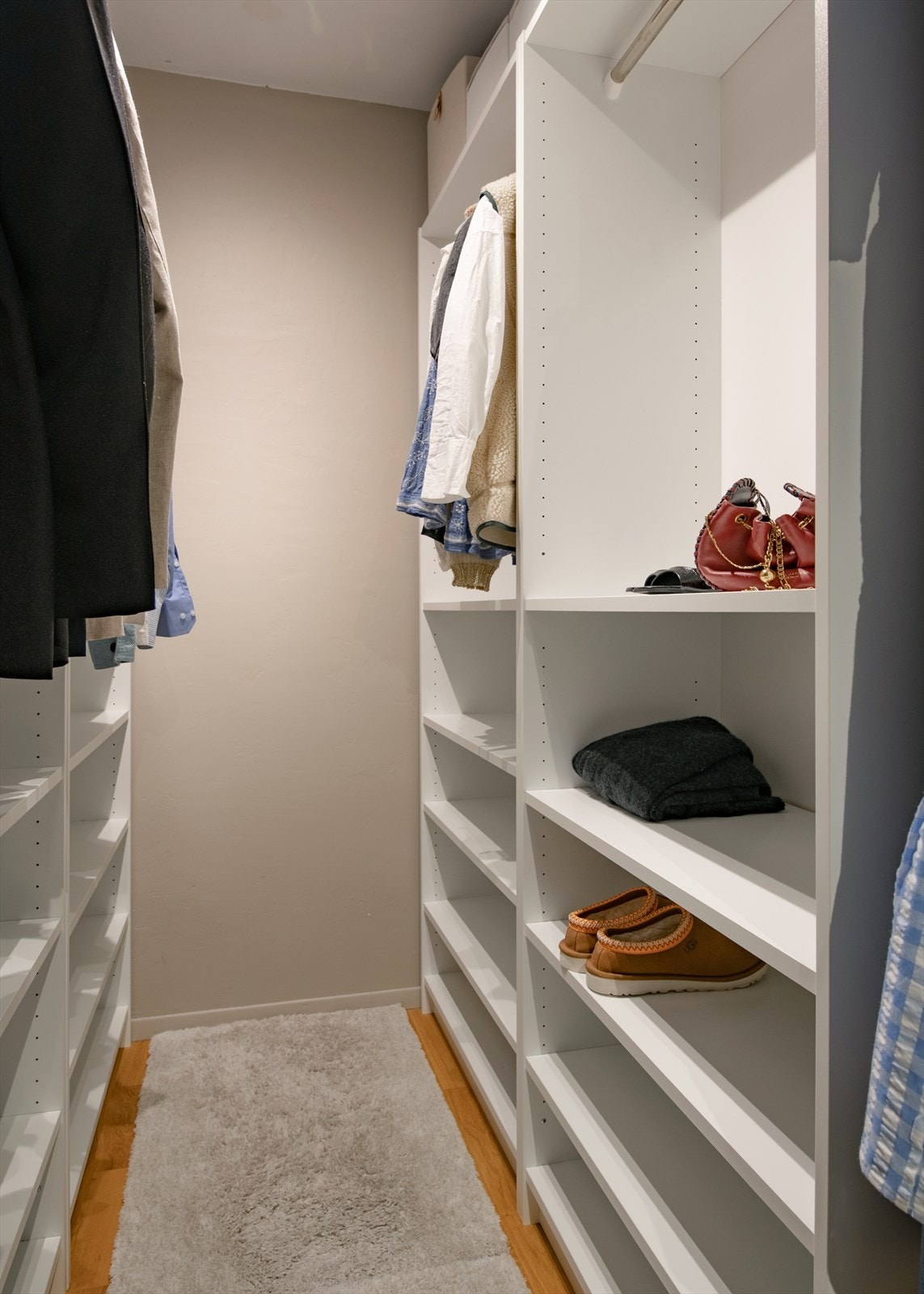 Her er det god plass til å organisere klær og sko i et oversiktlig system. Galleribilde