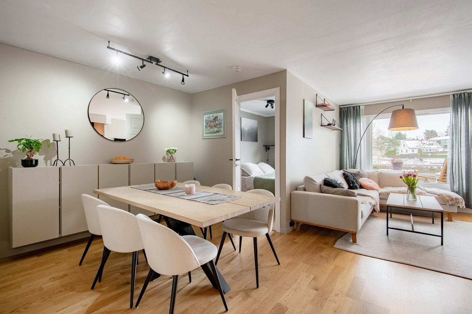Leiligheten har en arealeffektiv planløsning med god plass til både sofagruppe og spisebord. Galleribilde