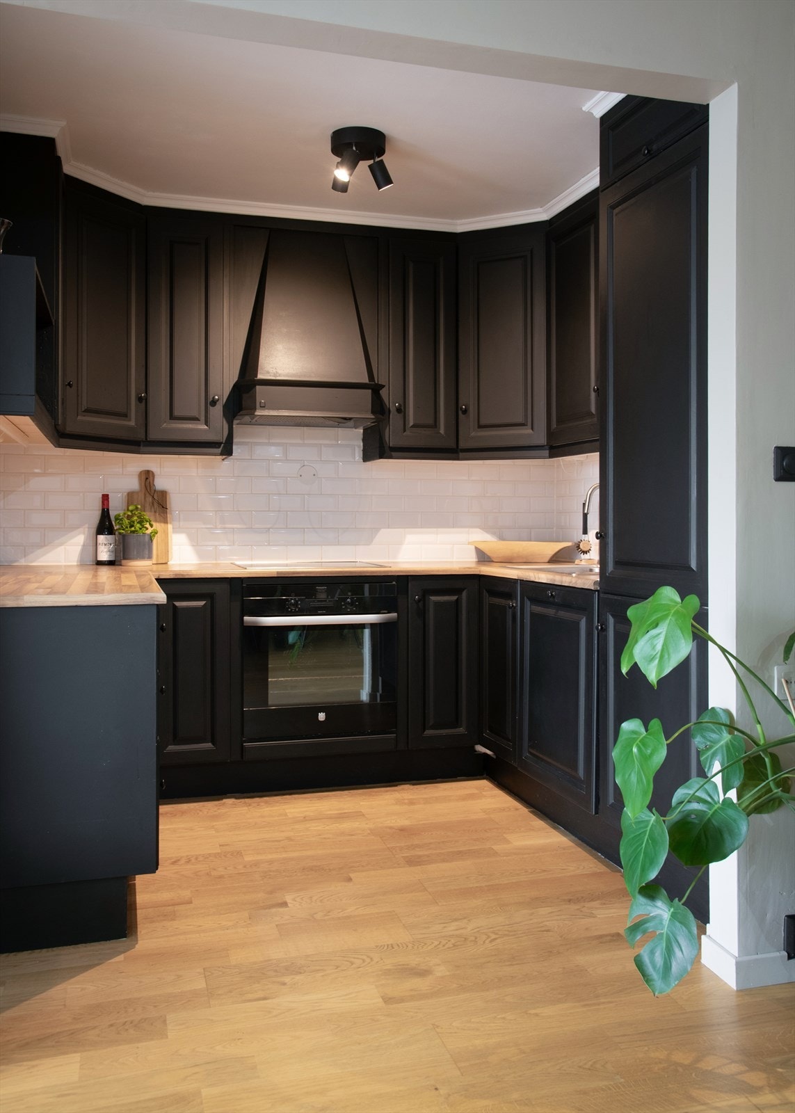 Kjøkkenet har benkeplate i laminat og flislagt vegg mellom over- og underskap. Galleribilde