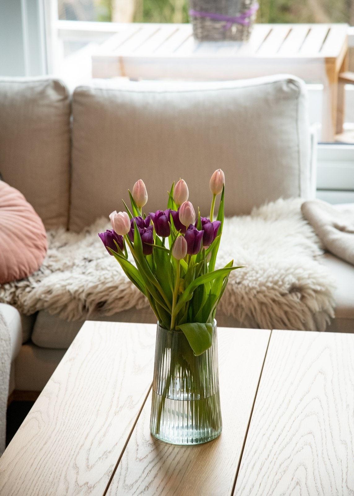 Store vindusflater gir godt med lys og en fin overgang til balkongen. Galleribilde