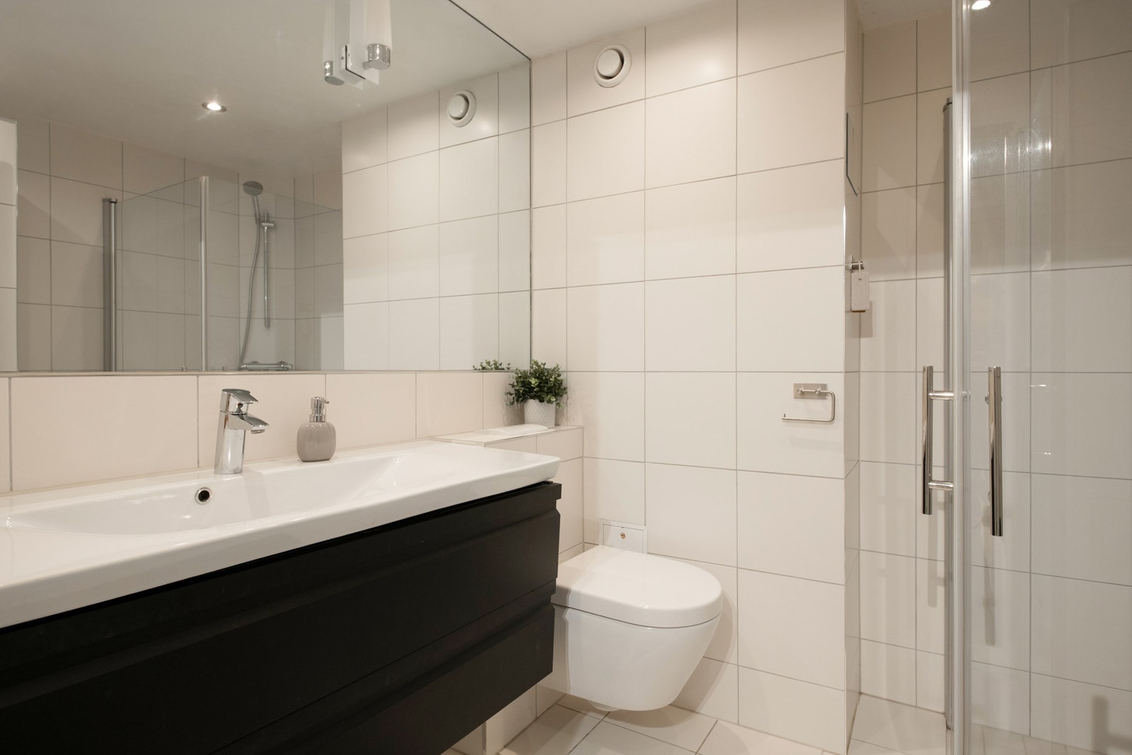 Innredningen består av vegghengt toalett og en servantinnredning med skuffer. Galleribilde