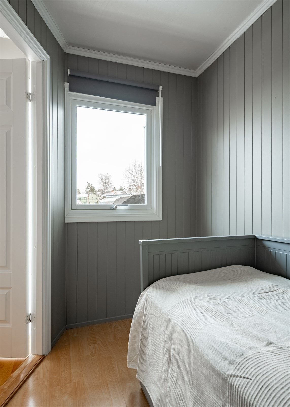 Rommet har laminat på gulvet og stående panelplater på veggene. Galleribilde