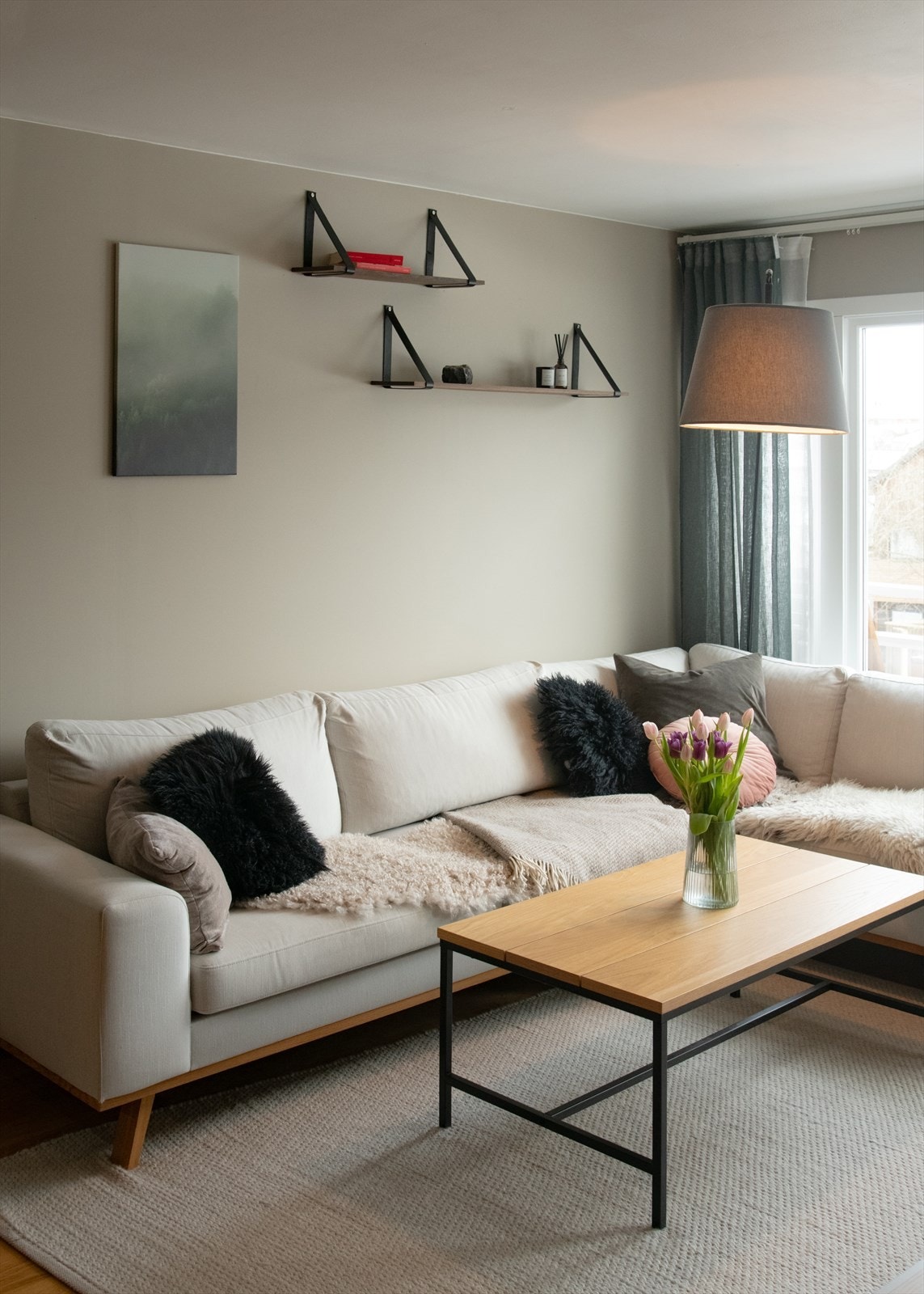 Rommet gir gode møbleringsmuligheter for en komfortabel sittegruppe. Galleribilde