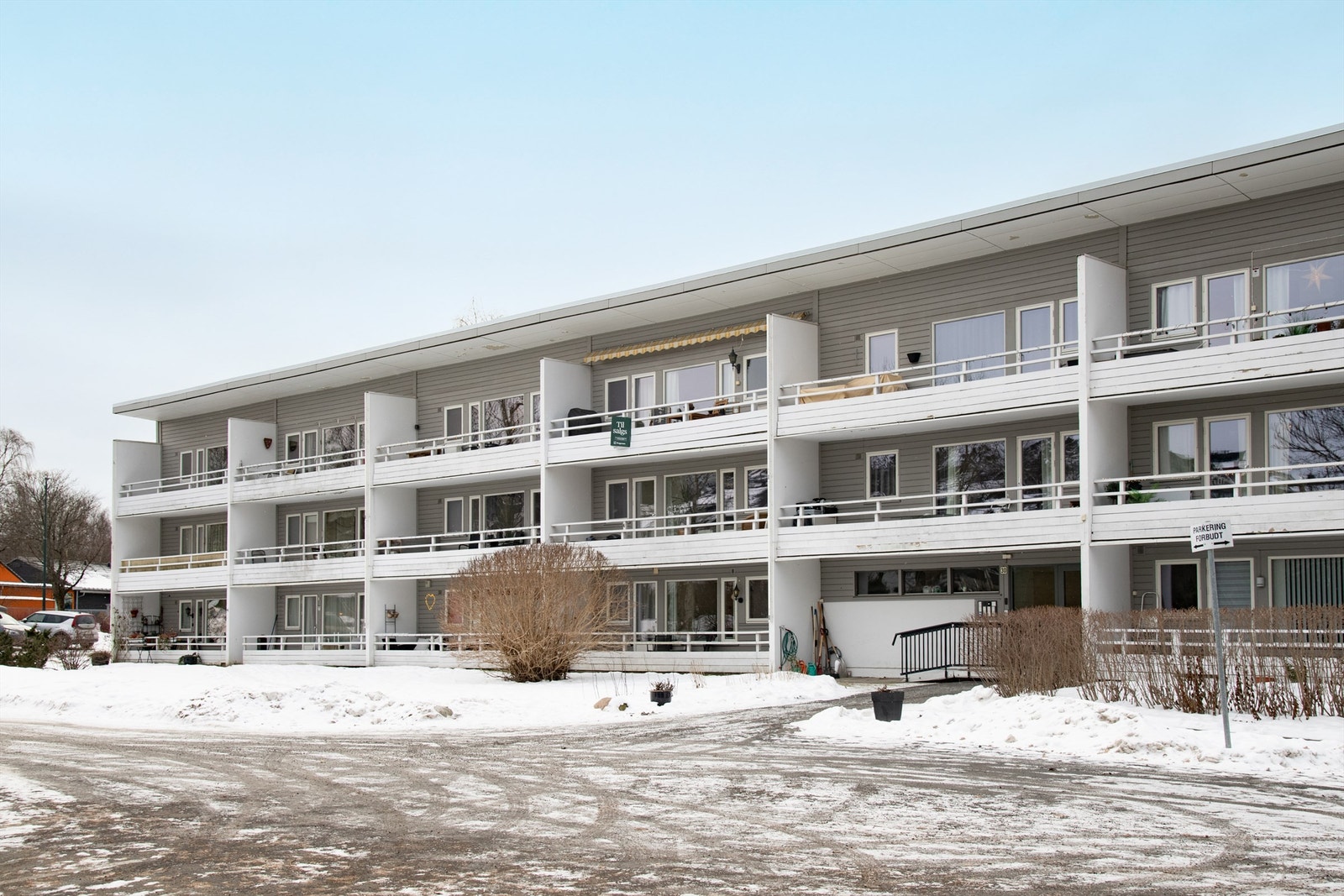 Bygget er fra 1971 og har fasader forblendet med fasadeplater og trekledning. Galleribilde
