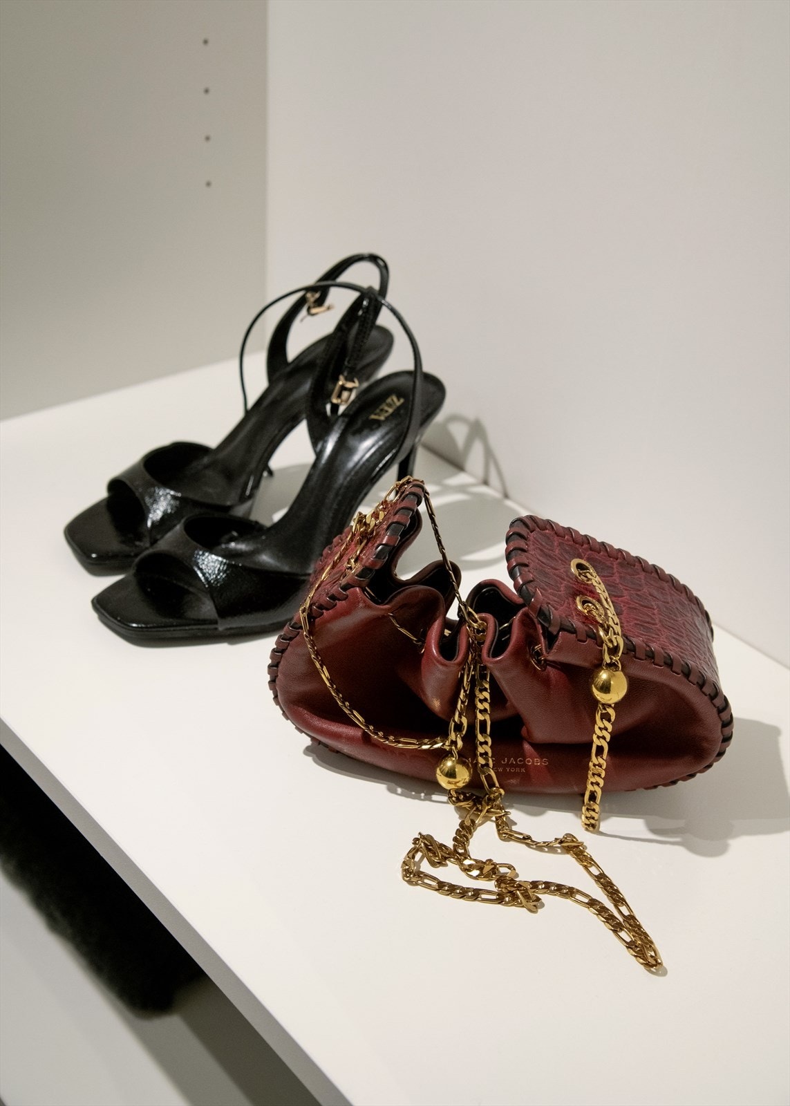 Detalj fra det romslige garderobeskapet. Galleribilde