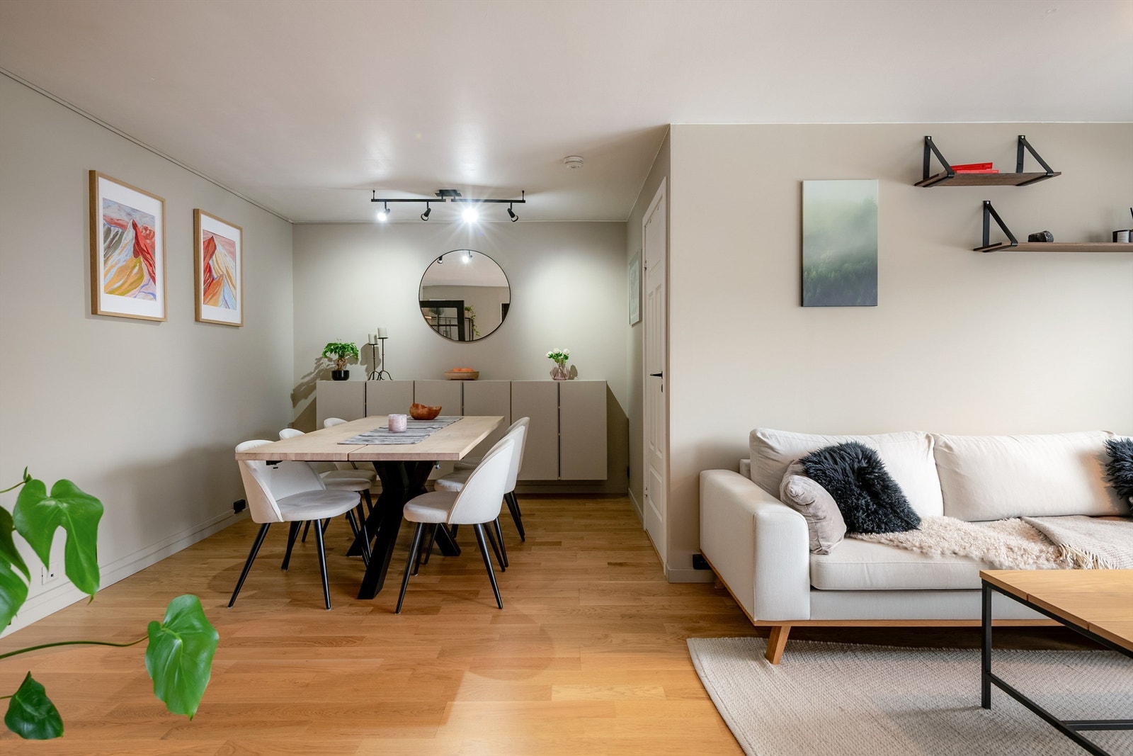 Den åpne løsningen skaper en god flyt mellom stue, spiseplass og kjøkken. Galleribilde