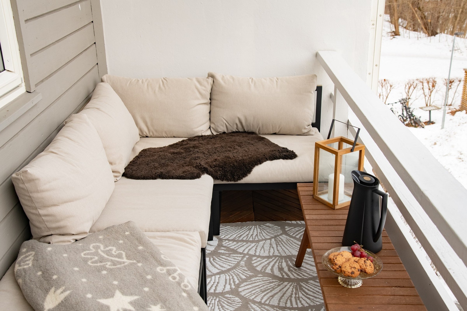 Balkongen er utstyrt med elektrisk markise, utebelysning og stikkontakt. Galleribilde