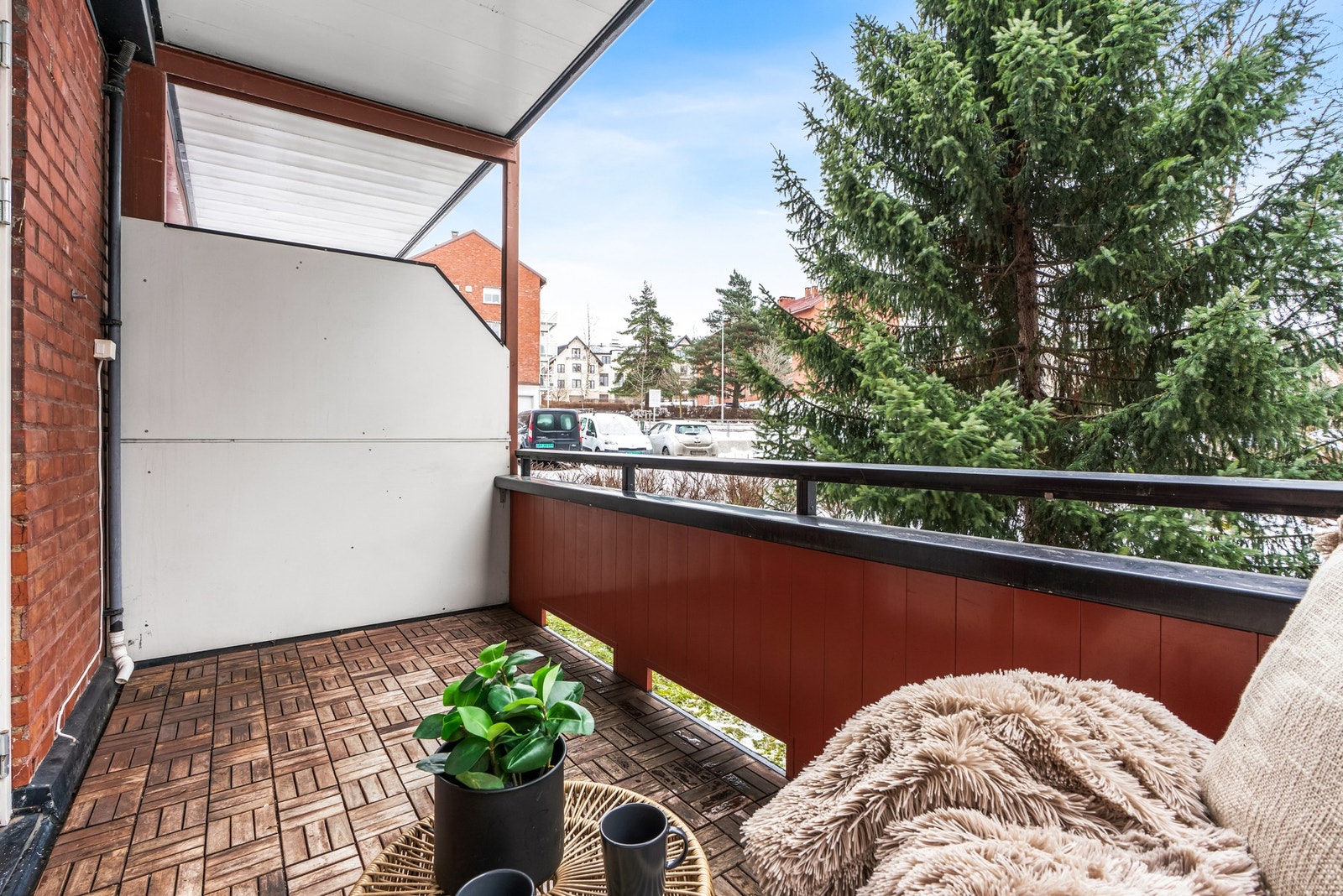 Utsyn til sameiets hageområde som blir frodige og grønne på sommerstid. Galleribilde