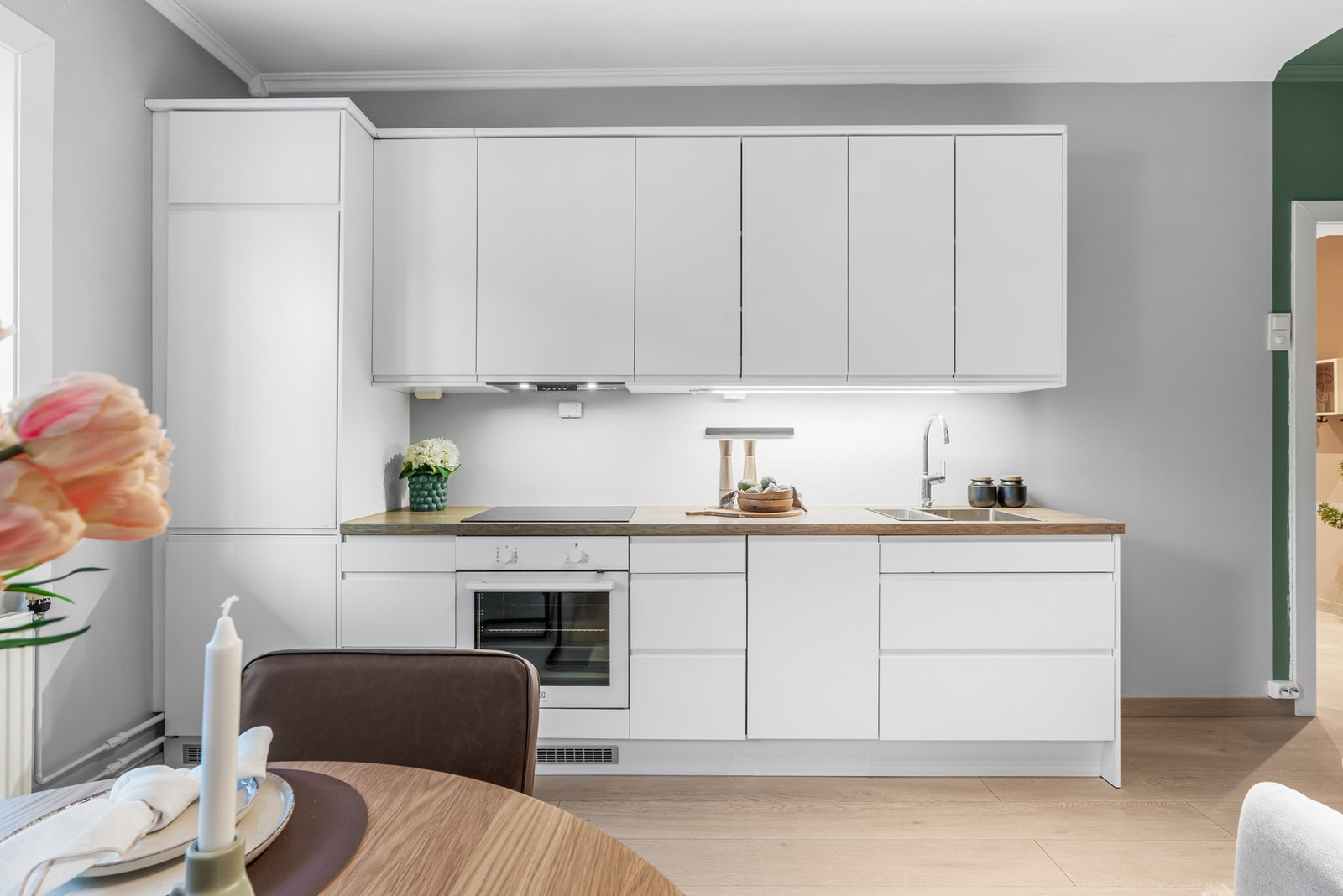 Kjøkkeninnredningen er fra 2017 (iflg. tidligere salgsoppgave) og har hvite fronter. Galleribilde