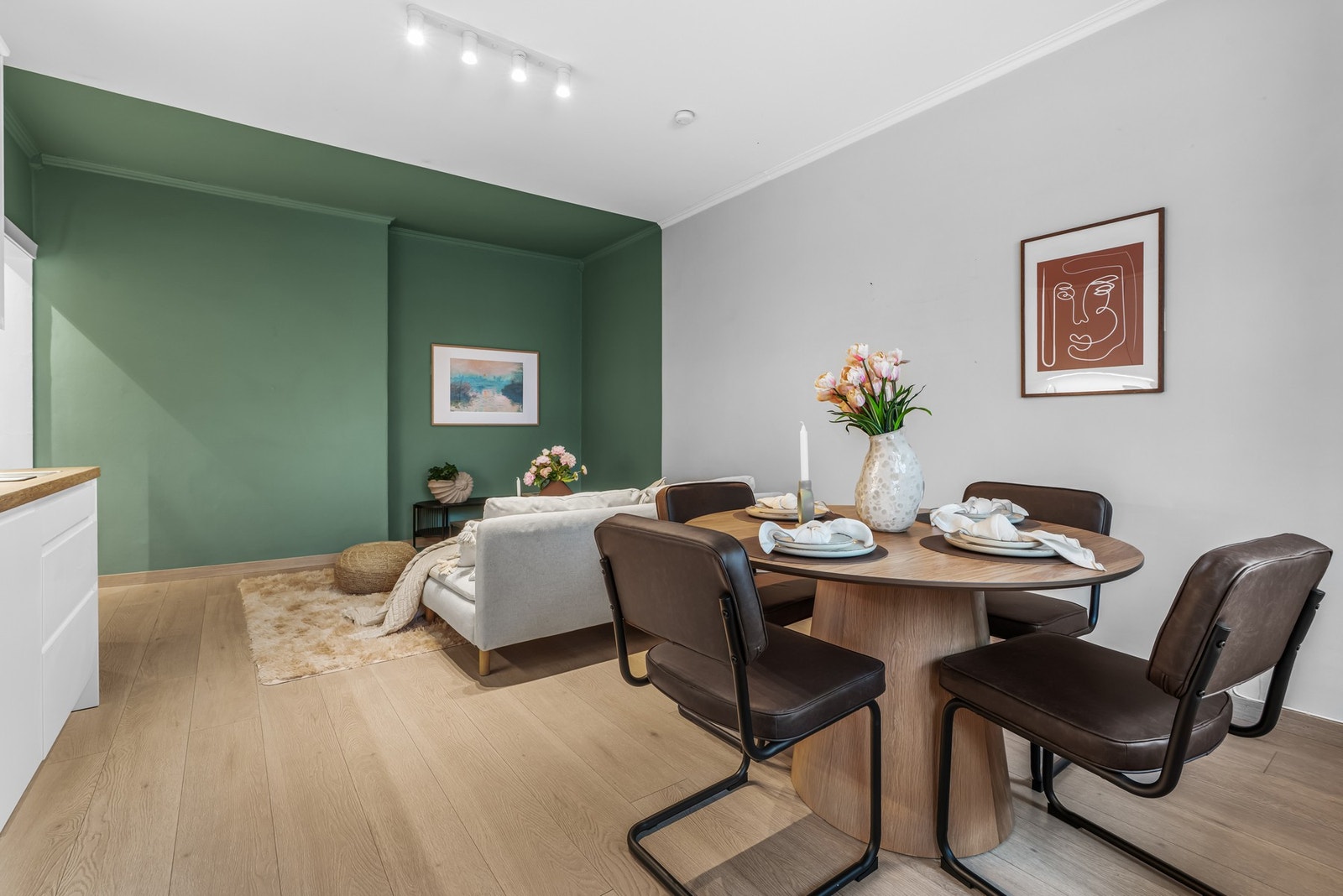 Rommet kan naturlig inndeles i en spisestue-seksjon og en TV-seksjon Galleribilde