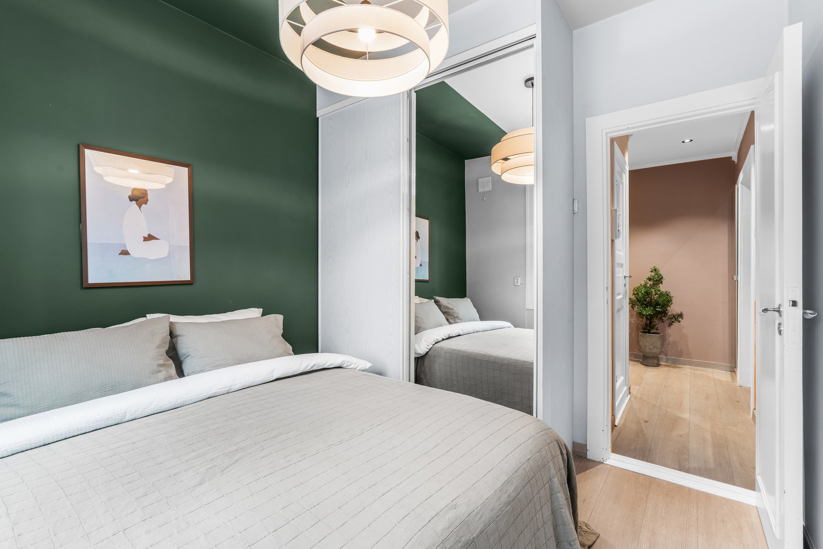 Plassbygd garderobeskap med skyvbare dører. God mulighet til å sette inn klær og annet klestilbehør. Galleribilde