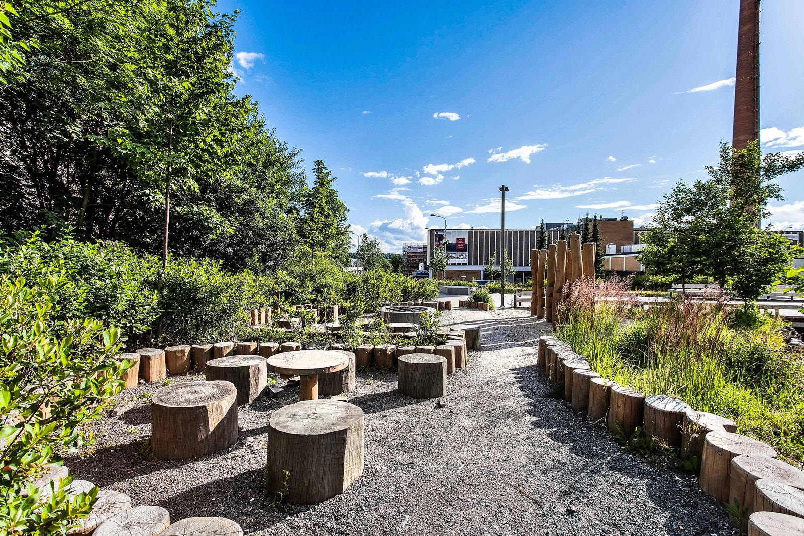 Tiedemannsparken er populært for beboerne på Ensjø å ta i bruk. Det finnes gangveier, sykkelveier, lekeplasser o.l Galleribilde