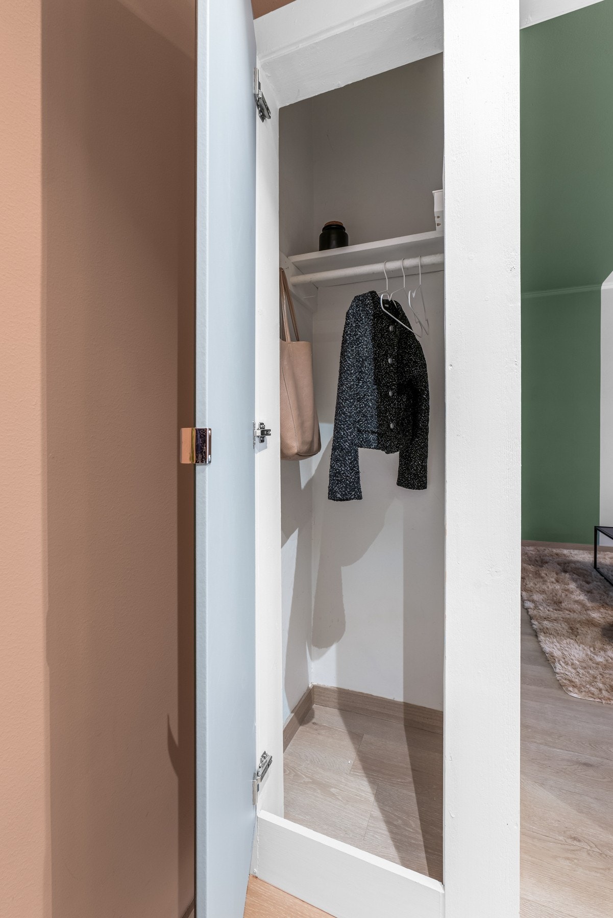 Entrèen har tilgang på et kott der du kan henge av deg ytterjakker og oppbevare sko. Galleribilde