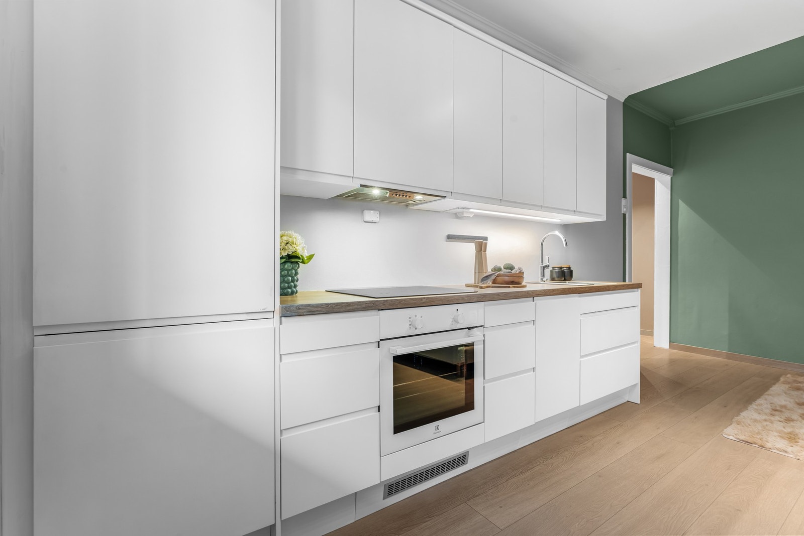 Under høyskapene er det tilgang på både belysning og stikkontakt. Galleribilde