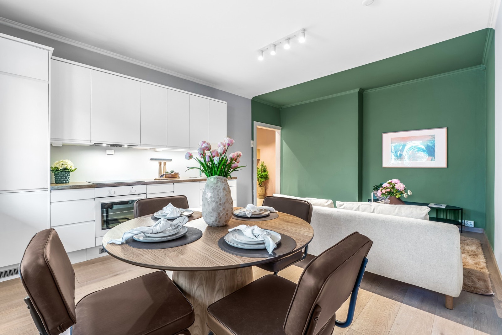 Her er det malt på en leken måte som gir rommet et unikt og personlig preg. Galleribilde