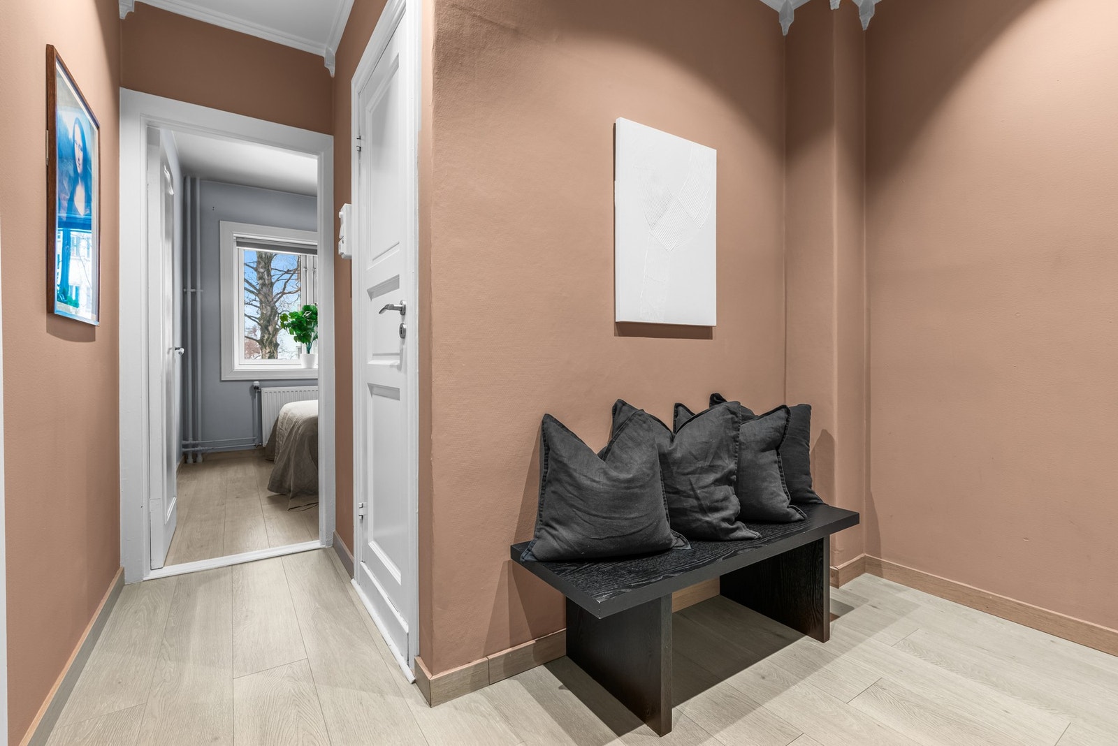 Det første som møter deg når du kommer inn i leiligheten, er en trivelig entré. Galleribilde