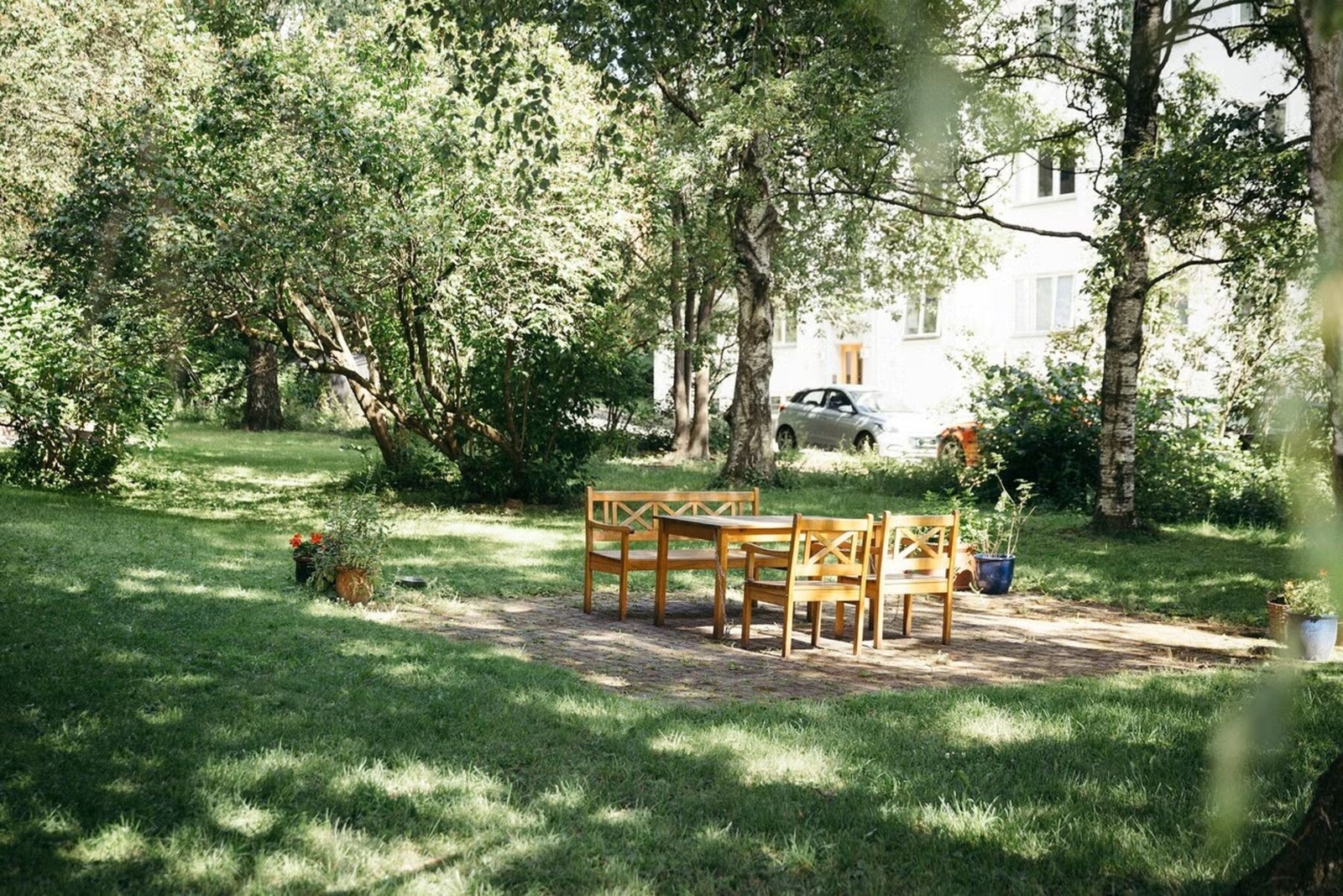 Fellesområdene på sommerstid. Hagen har sittegruppe og mulighet for plantekasse. Galleribilde