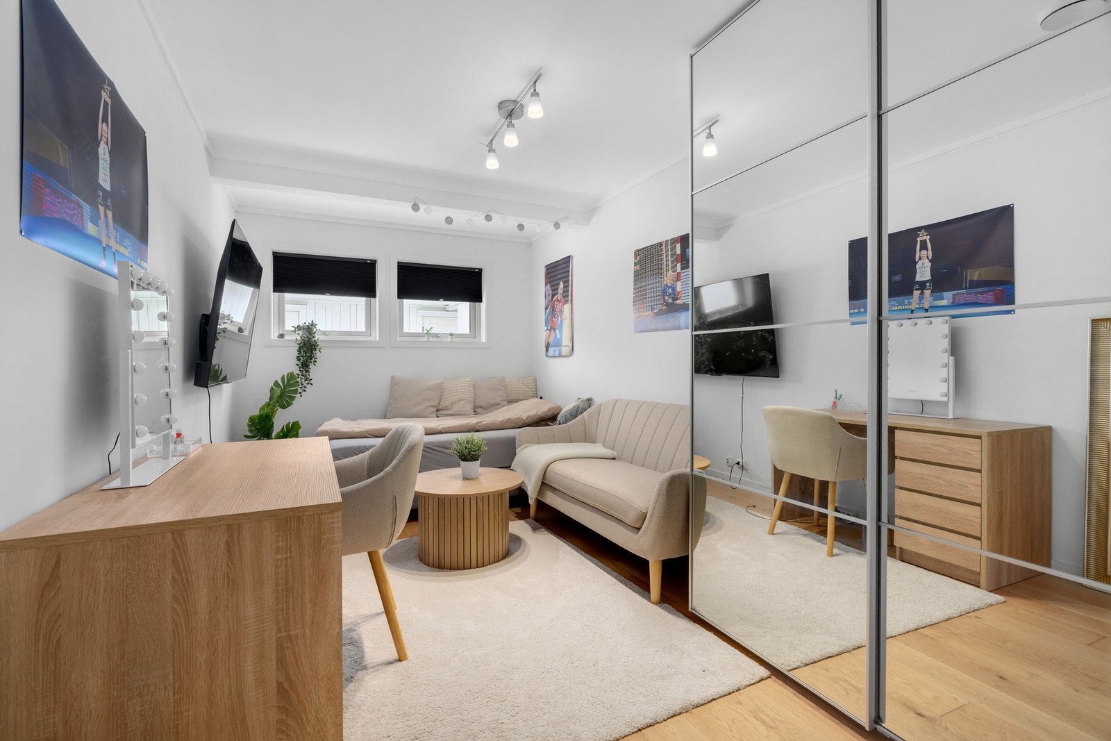 Soverom med garderobeskap - underetasje Galleribilde