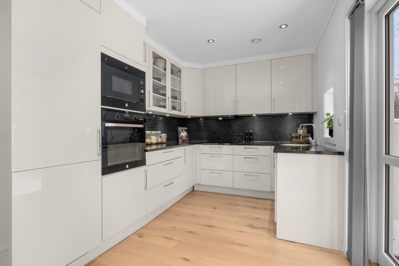 Hvitevarerer på kjøkken medfølger Galleribilde