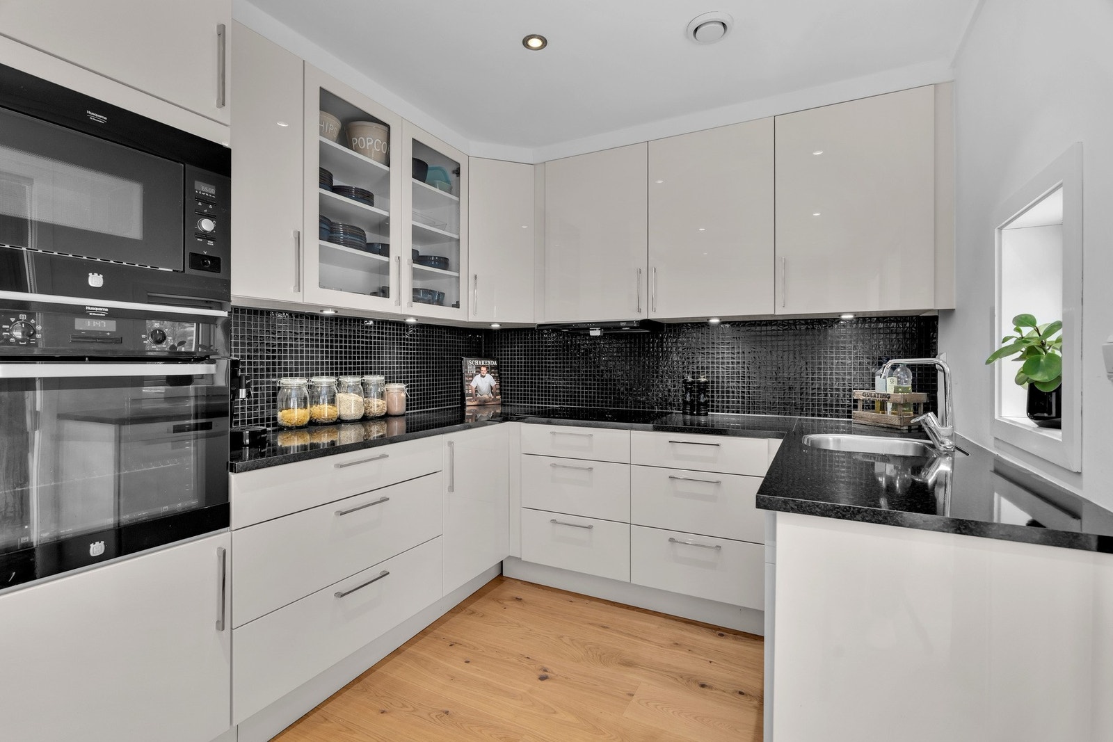 Kjøkken med utgang til hage med morgen- og formiddagssol Galleribilde