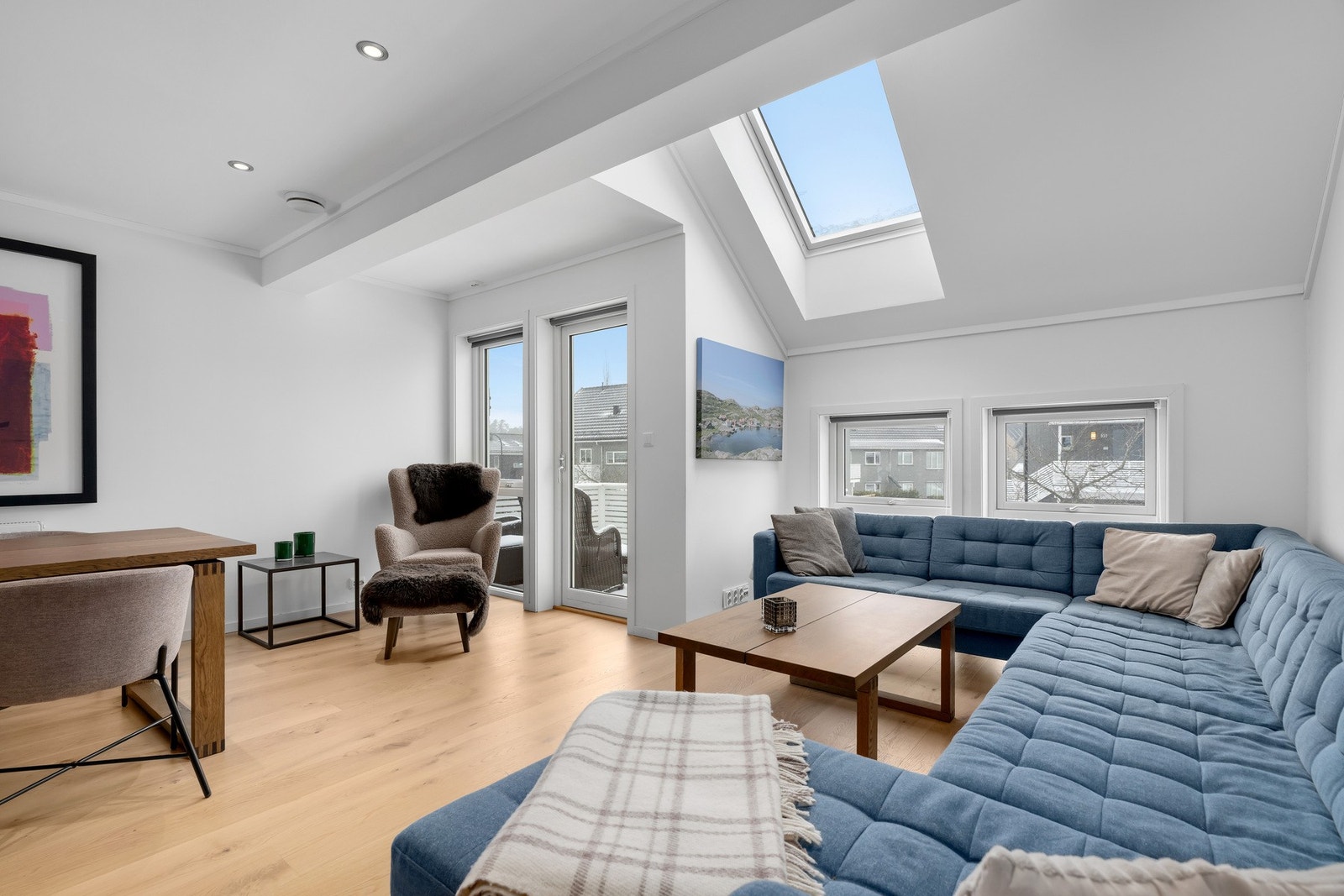 Stue med utgang til veranda med ettermiddag- og kveldssol Galleribilde