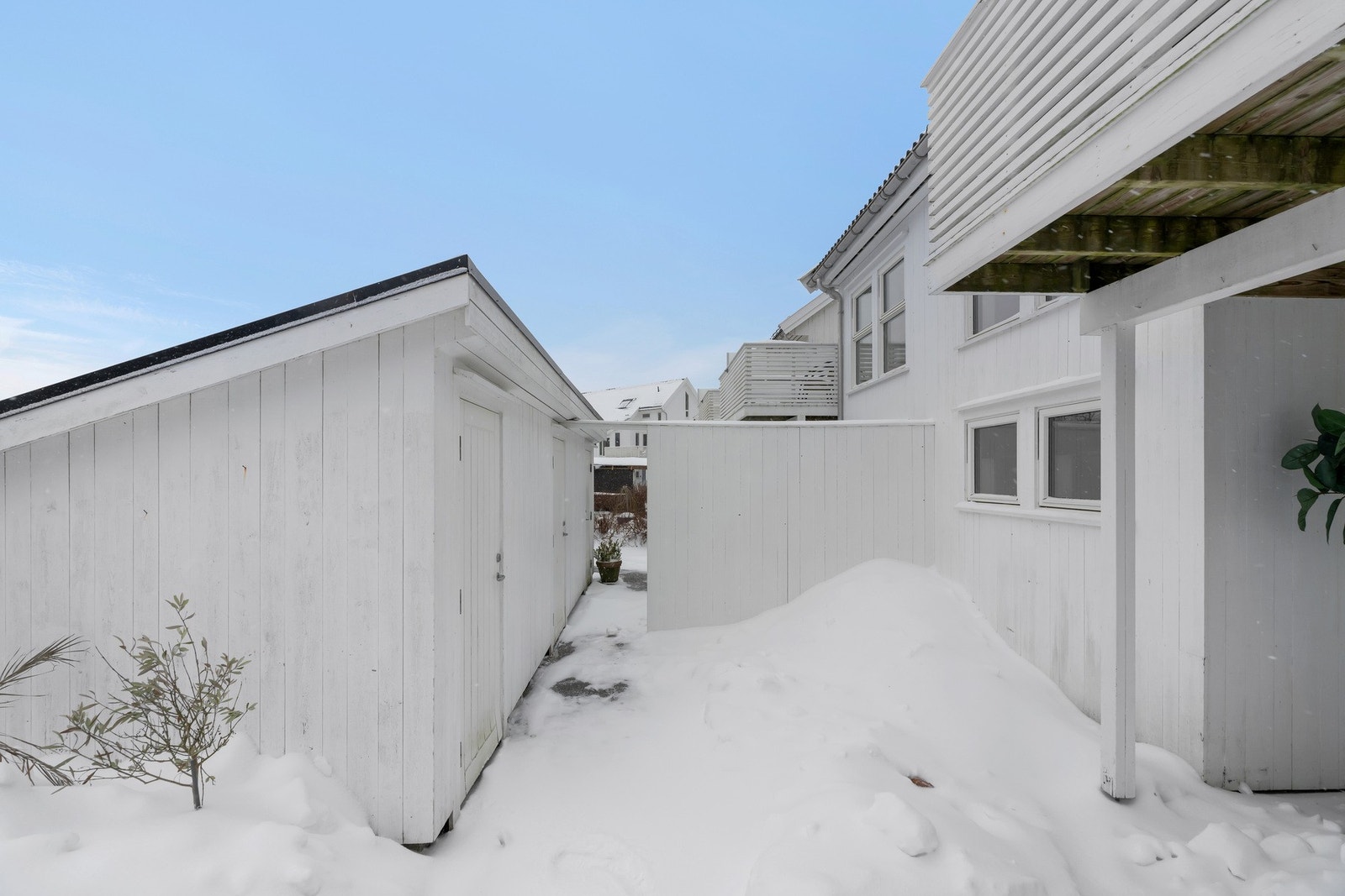 Utvendig bod og lettstelt tomt Galleribilde