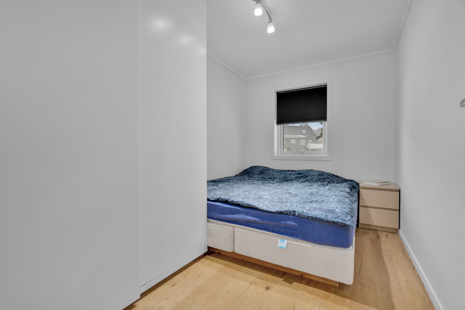 Soverom 2 med garderobeskap - underetasje Galleribilde