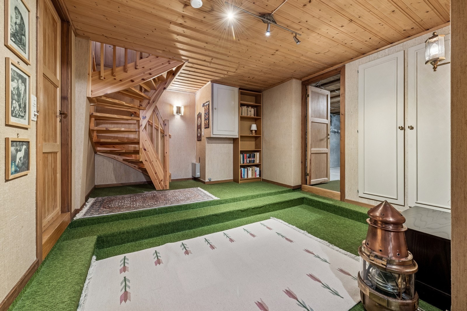 Trappen mellom etasjene er luftig og lett "å gå". Allrom som kan nyttes som lekerom, tv-rom, alt etter behov. Plassbygde garderobeskap. Galleribilde