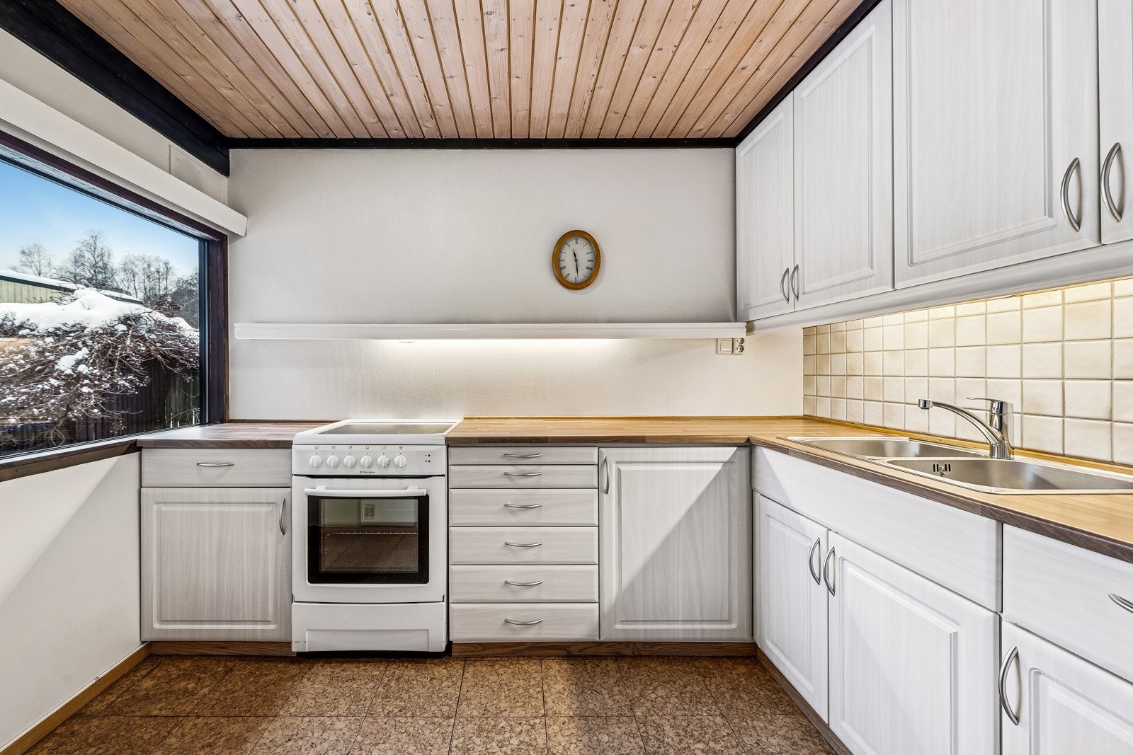 Kjøkkeninnredning med originale skrog og nyere fronter fra Kjøkkenfornyeren. Galleribilde