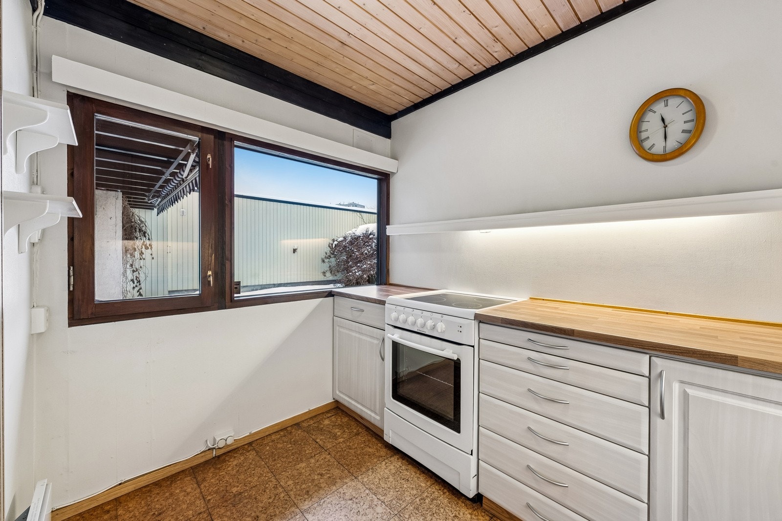 Vindu fra kjøkken ut mot atrium. Galleribilde