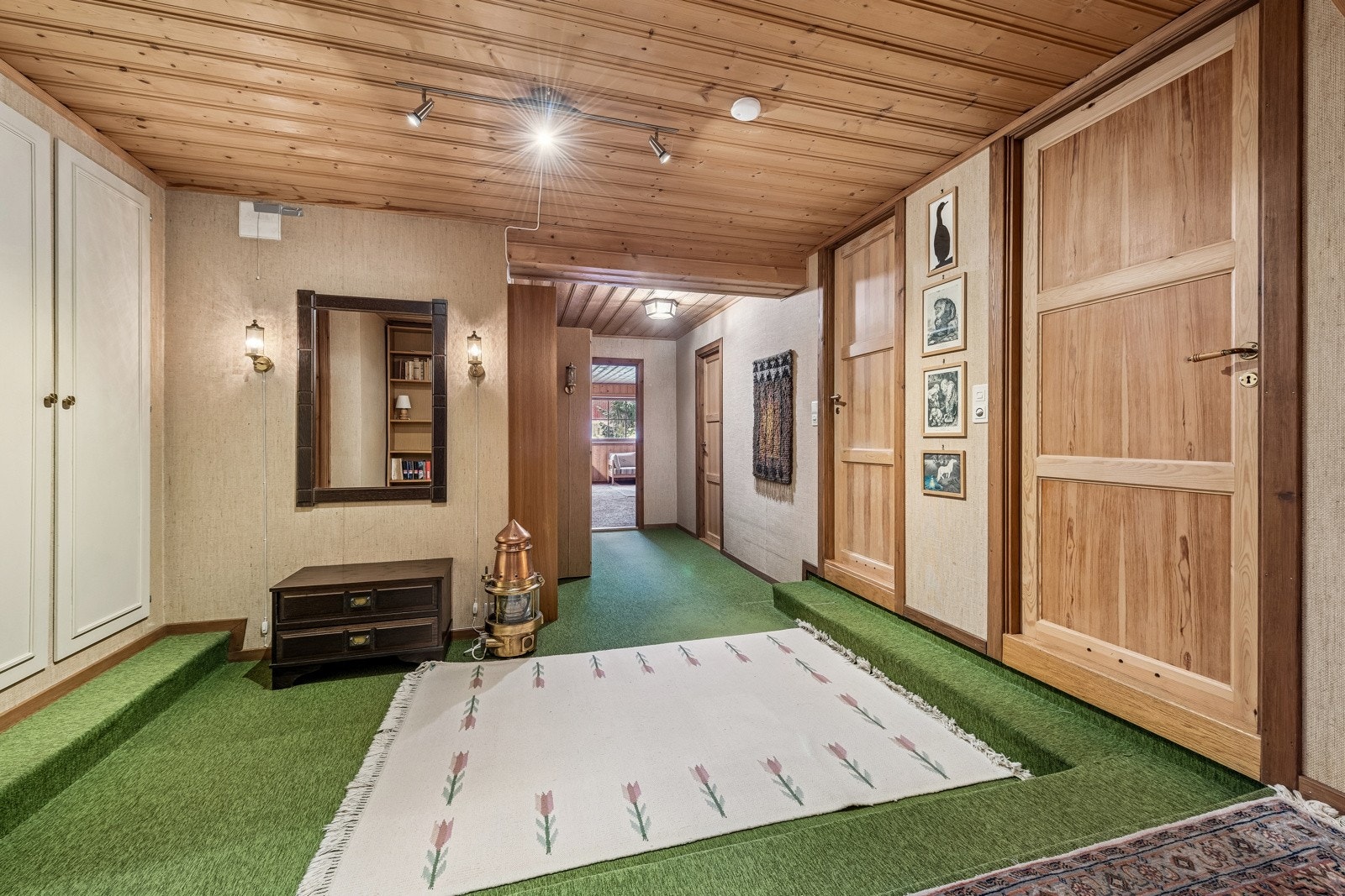 Allrommet er et knytepunkt til bad, vaskerom, matbod, uinnredet bod og en lys og kjellerstue. Galleribilde