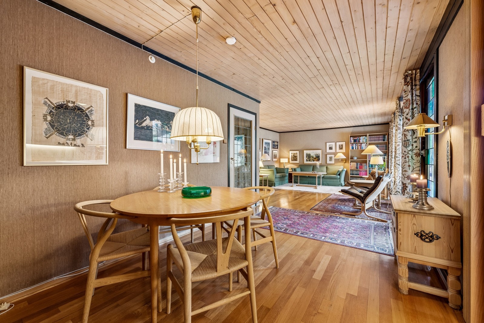 Samle familie og venner til hyggelige anledninger. God plass rundt spisestuen. Galleribilde