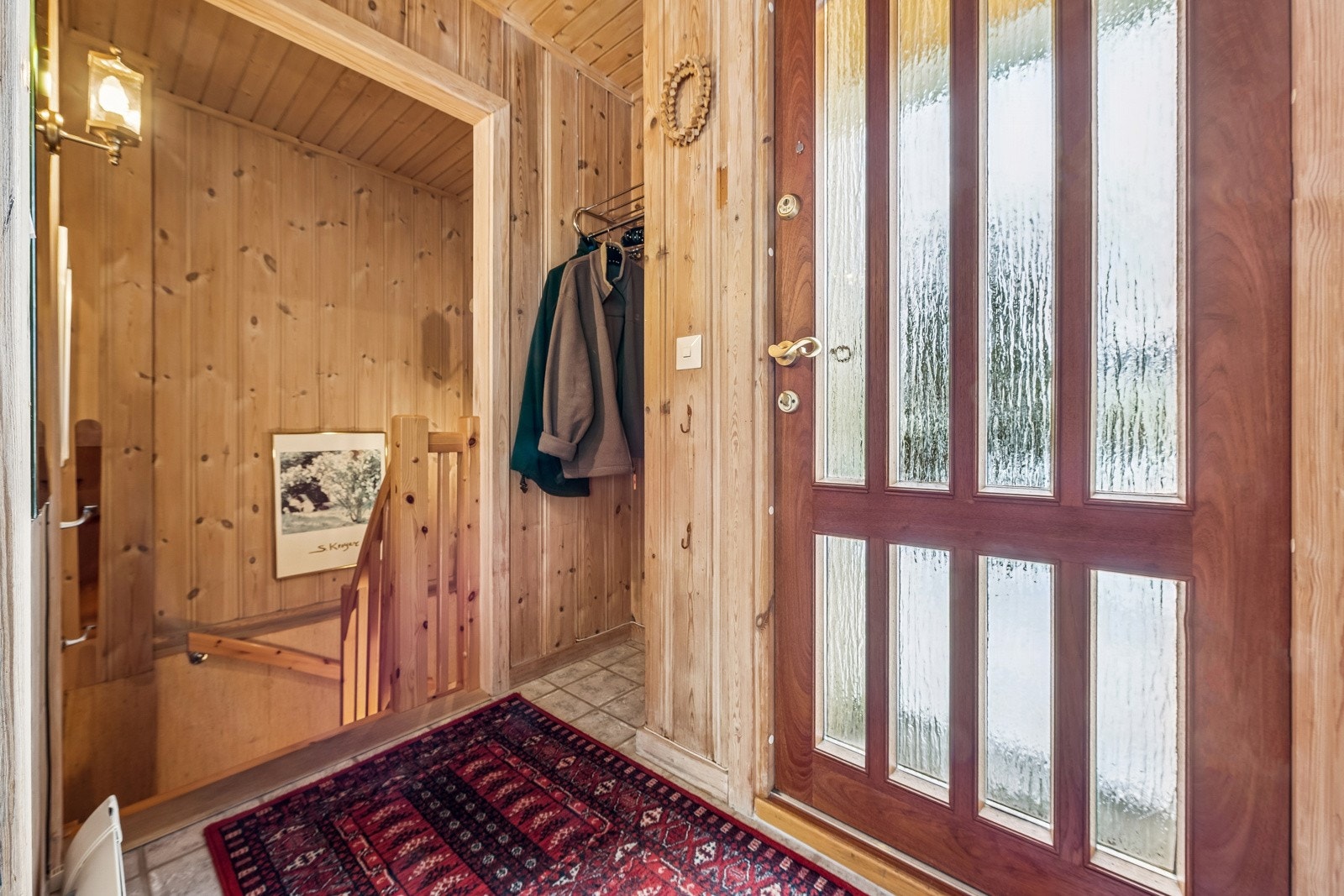 Entré er et godt rom til å ønske venner og familie velkommen. Garderobeoppheng. God trapp til underetasjen. Galleribilde