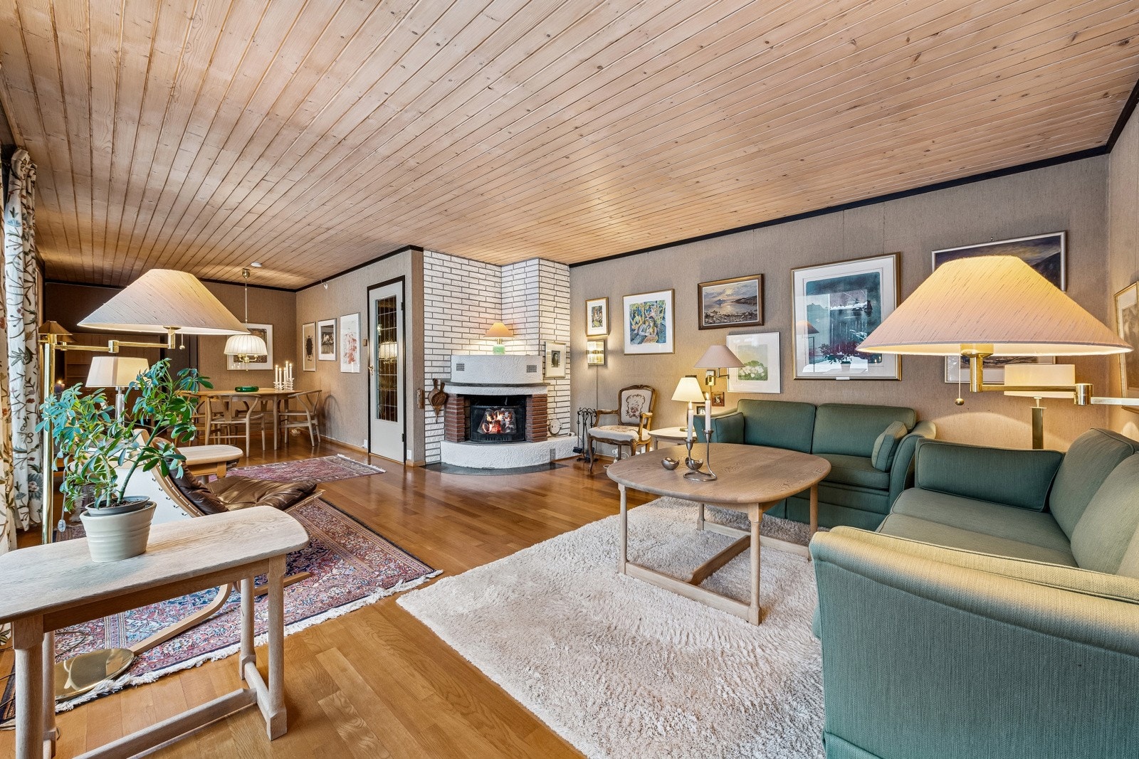 Stuen er lett å møblere, her er det god og naturlig plass til både salong og spisestue. Galleribilde