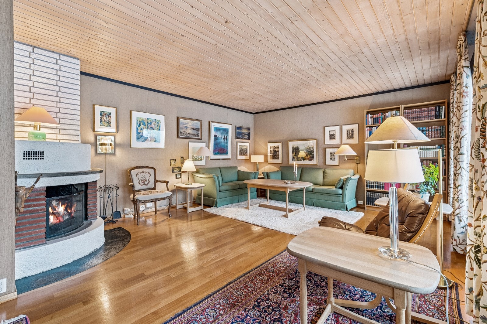 Stue med peis som varmer godt på kalde dager. Galleribilde