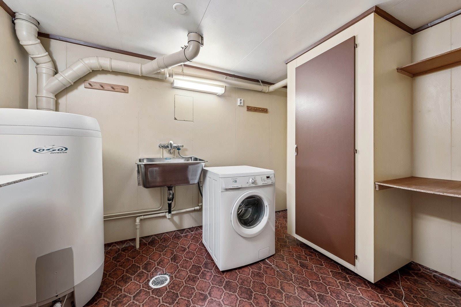 Vaskerom med opplegg til vaskemaskin og tørketrommel. Skap til klestørk. God plass til hyller. 200 liters bereder. Vaskemaskin vil følge huset. Montert stoppekran. Galleribilde