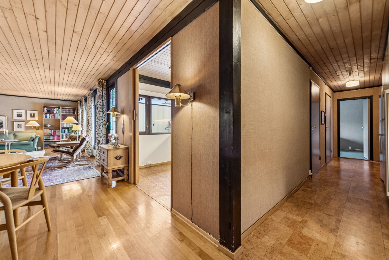 Gang innover mot soveromsfløy. Hel vegg med plassbygget garderobe. Galleribilde