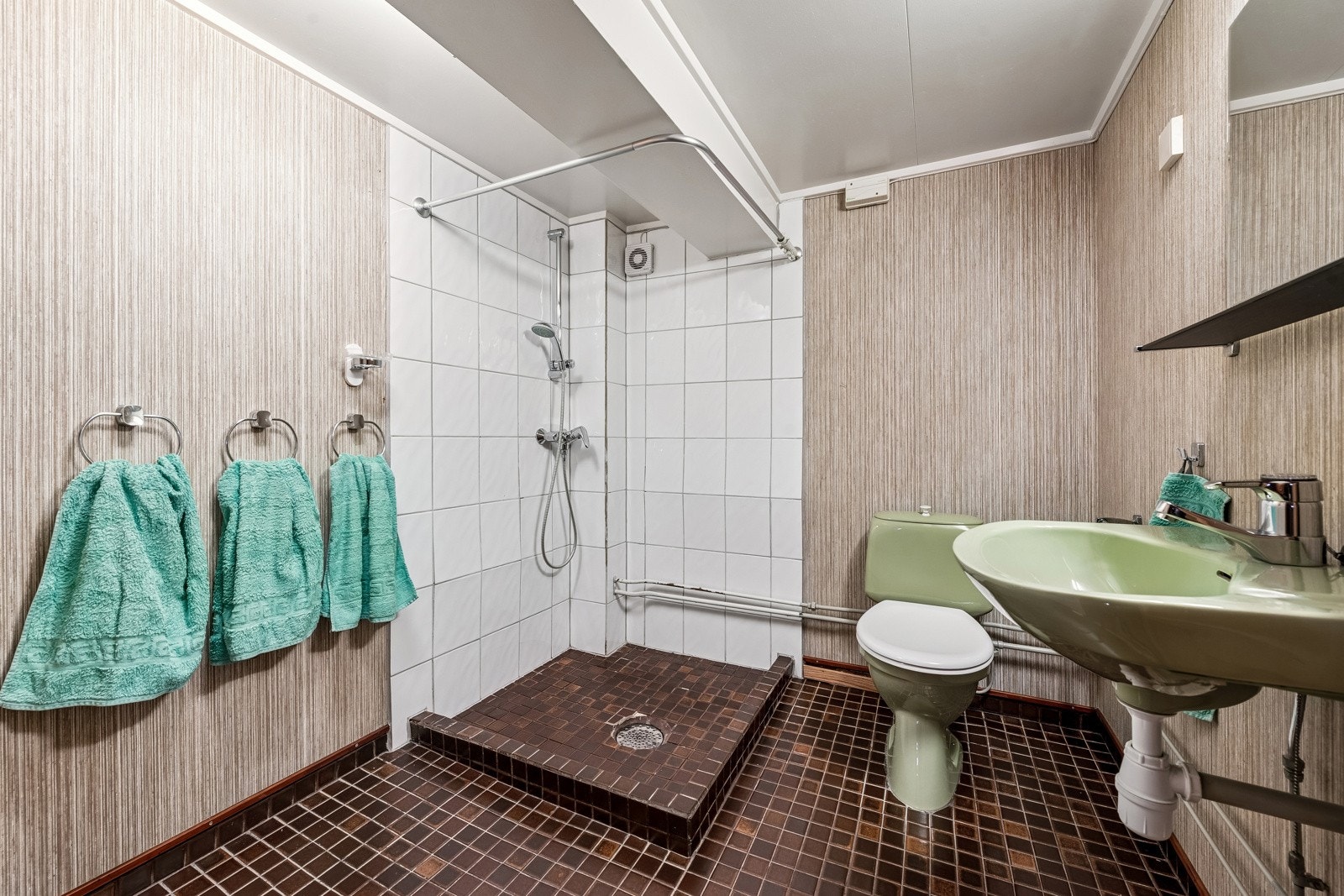 Bad i underetasjen, fra byggeår 1978. Dusj, servant og toalett. Galleribilde