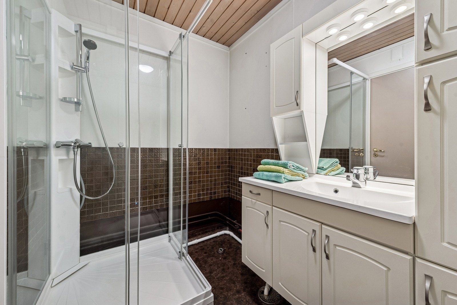 Bad i hovedetasje med romslig dusj. Servant med mye skap og benkeplass. Galleribilde