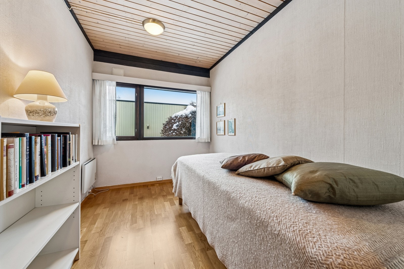 Soverom 2, et fint barnerom med vindu ut mot atrium. Galleribilde