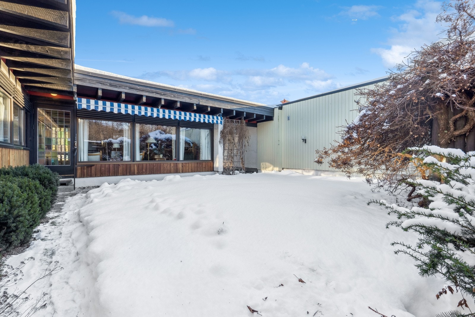 Atrium er en fin kombinasjon av gressplen, beplantning og heller. Her kan du lage din egen greie, kanskje plante grønnsaker, urter, bli selvberget. Galleribilde