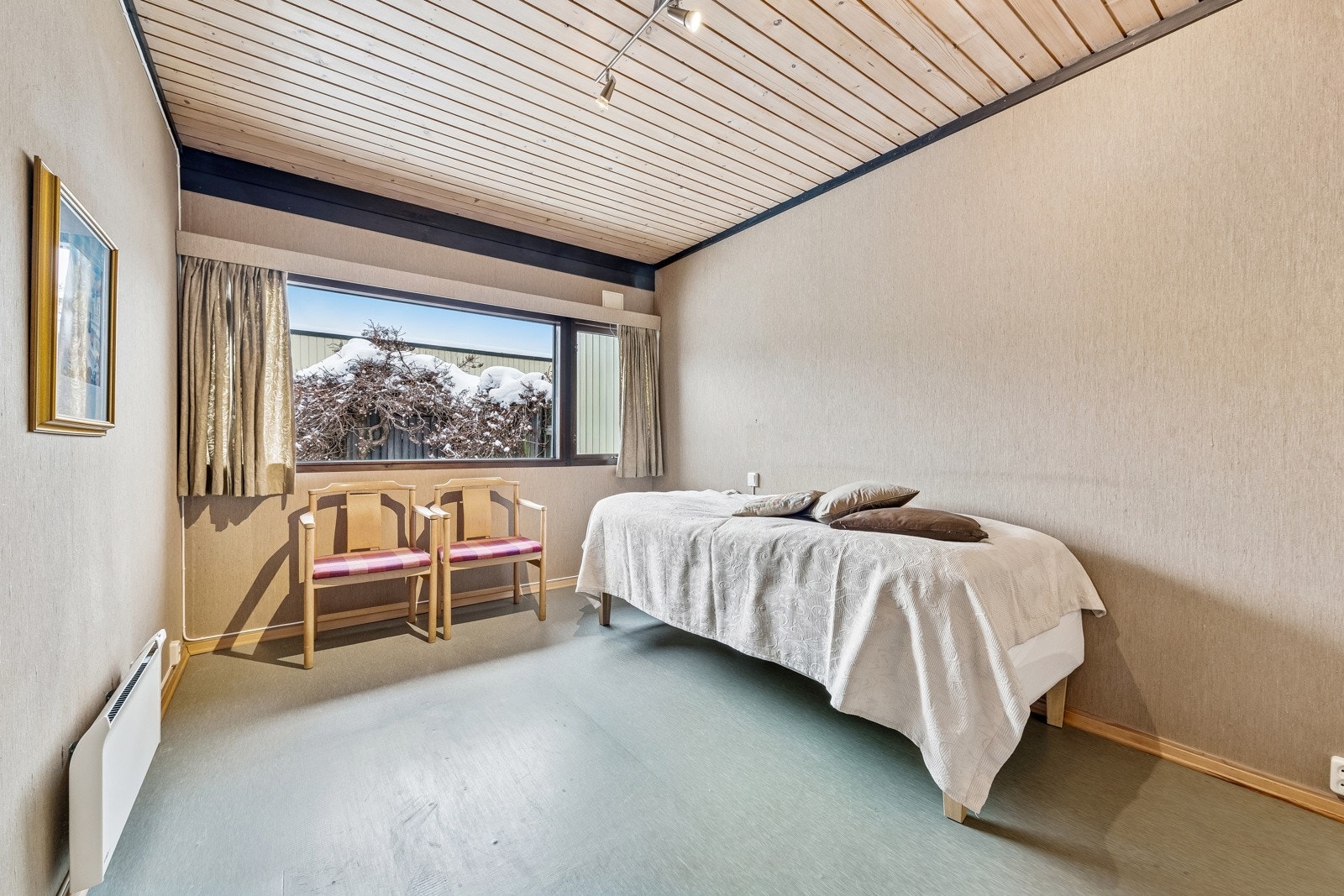 Hovedsoverommet er av god størrelse. Her er det god plass til dobbelseng med tilhørende møblement. Galleribilde