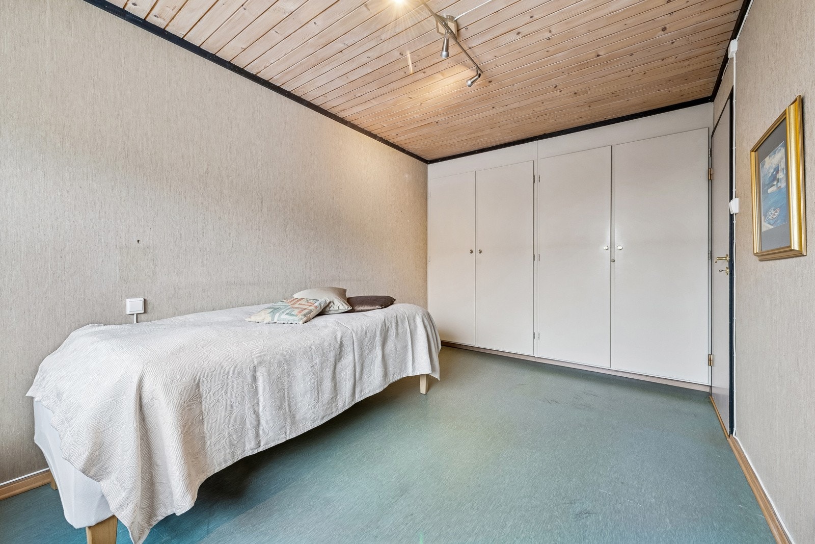 Hovedsoverommet har hel vegg med plassbygget garderobeskap. Galleribilde