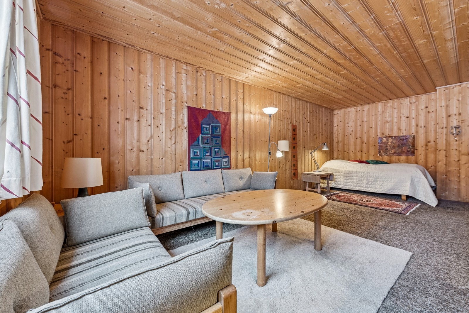 Kjellerstuen har god plass til salong, til seng, til arbeidsplass. Kan være et fint rom for hele familien. Galleribilde