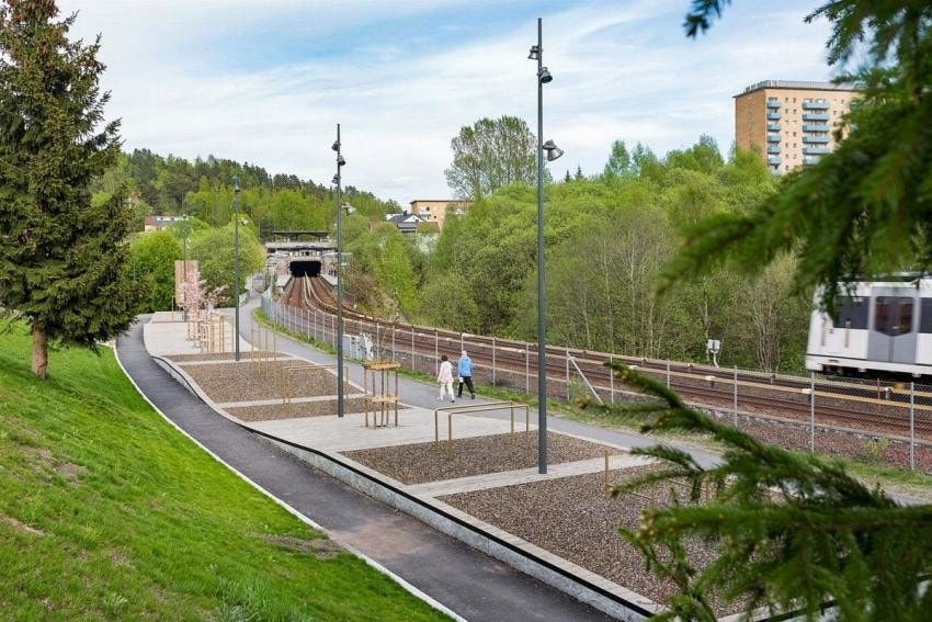 Ammerud t-banestasjon, fra huset kan du fint velge mellom Ammerud og Grorud stasjon. Galleribilde