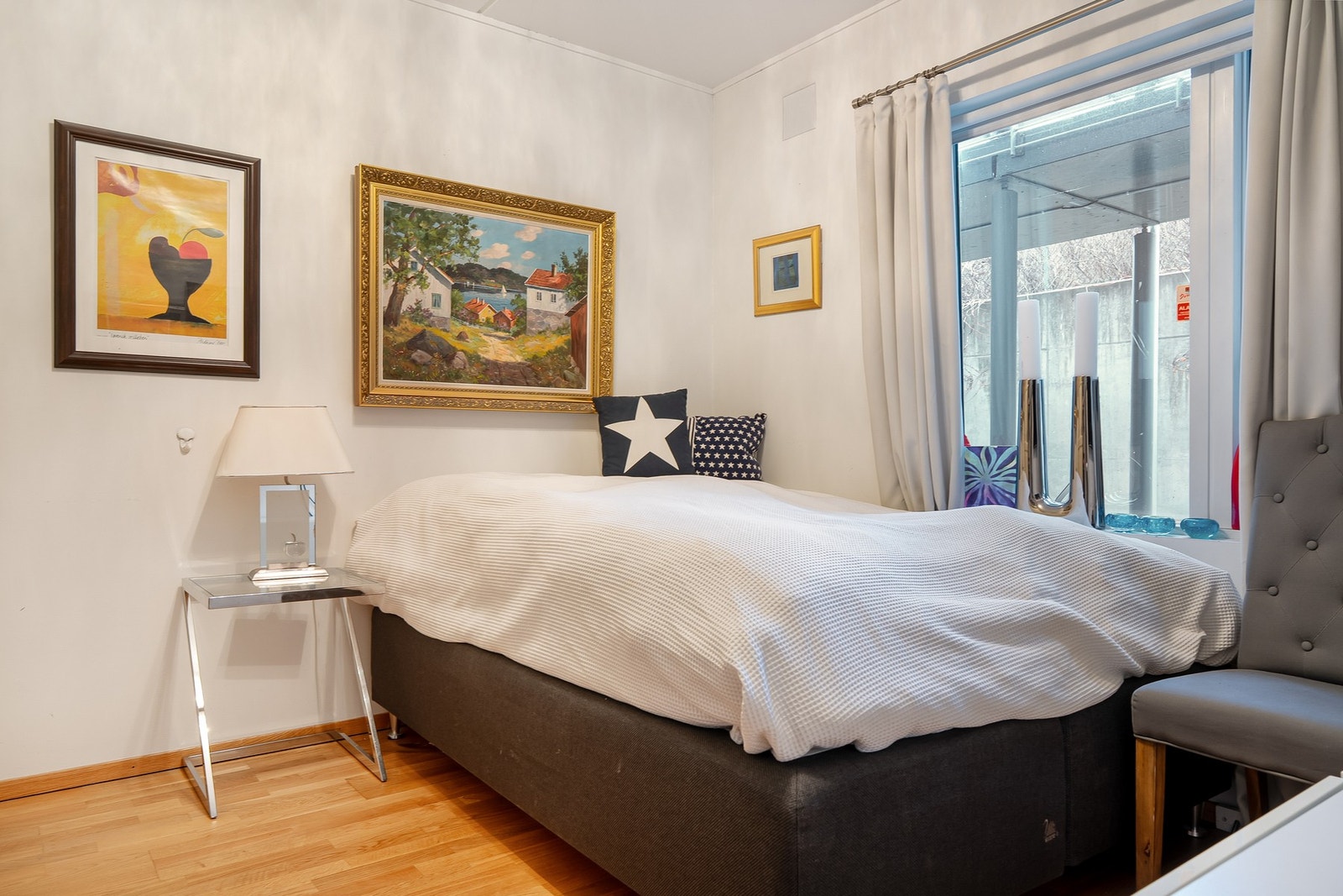 Romslig soverom med plass til dobbeltseng Galleribilde