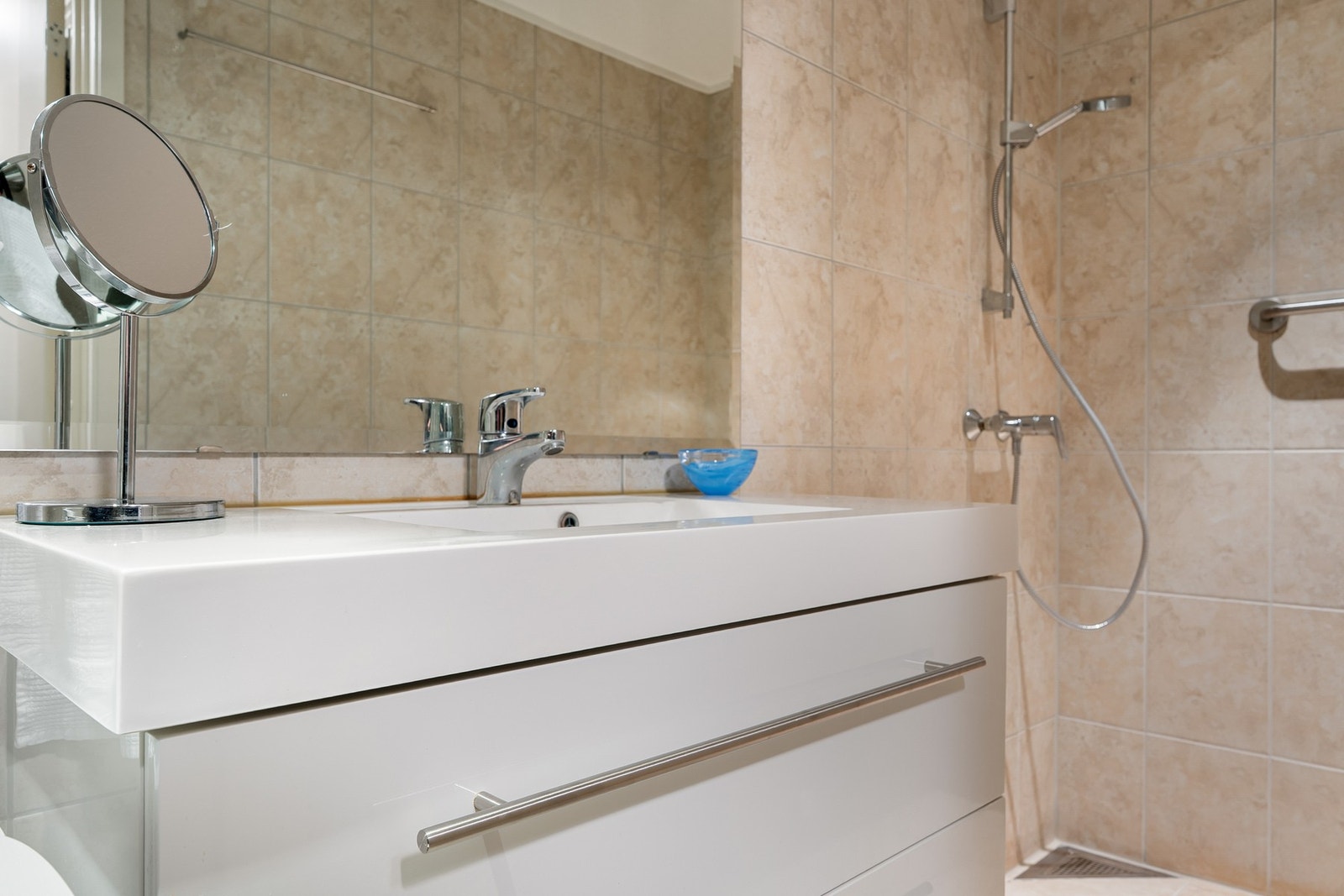 Bad 2: Delikat baderom med dusjhjørne og oppdatert innredning. Galleribilde