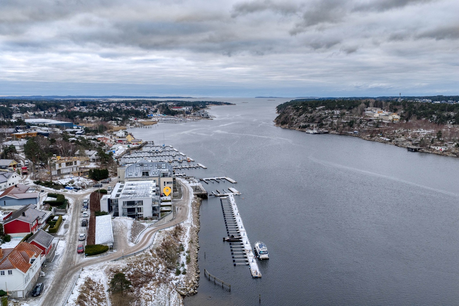 Fastingsvei 14 har en attraktiv beliggenhet rett ved vannet, med kort vei til sjøen og egen båtplass, samt 2 p.plasser Galleribilde