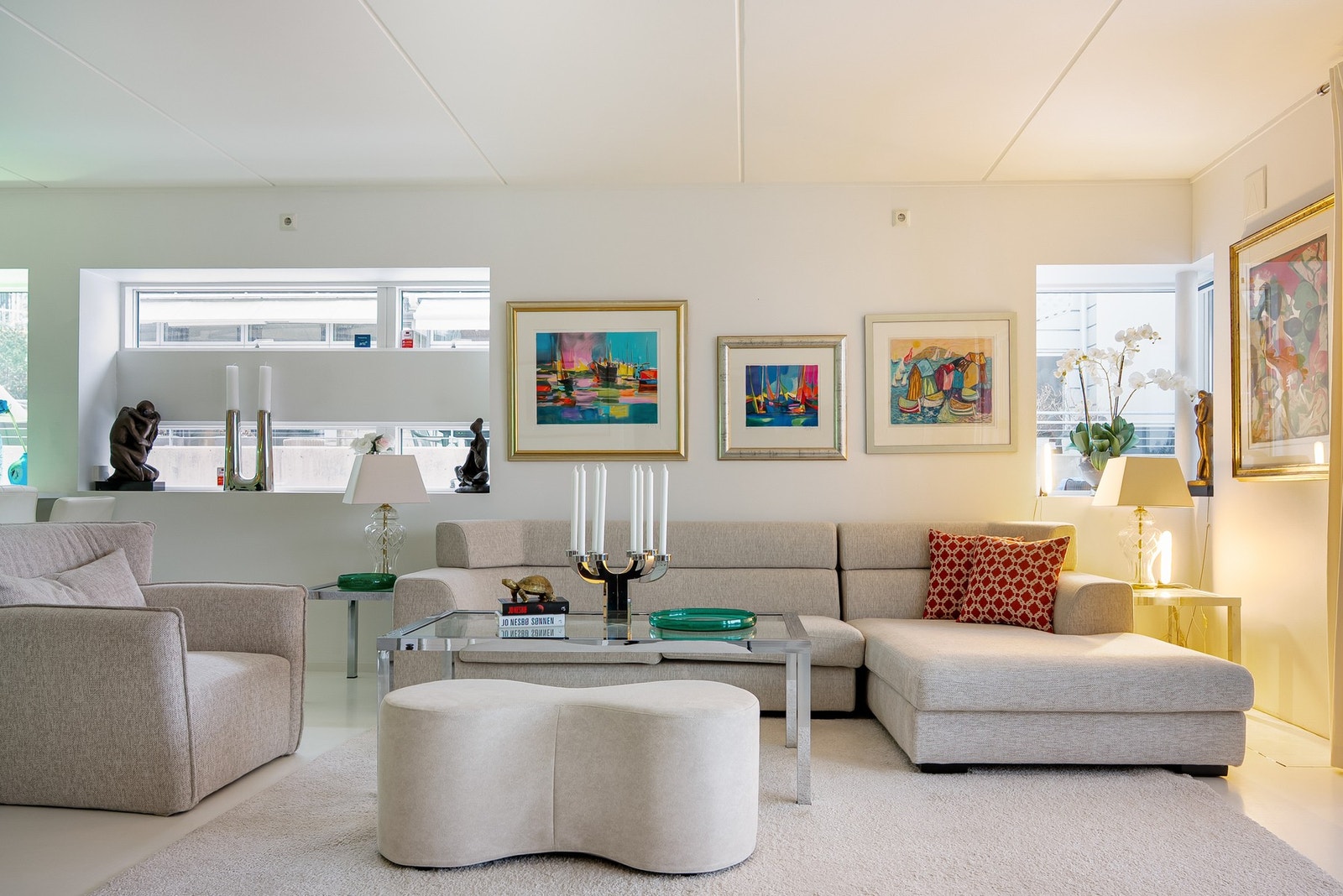 Lys og romslig stue med store vindusflater og utgang til terrasse. Galleribilde