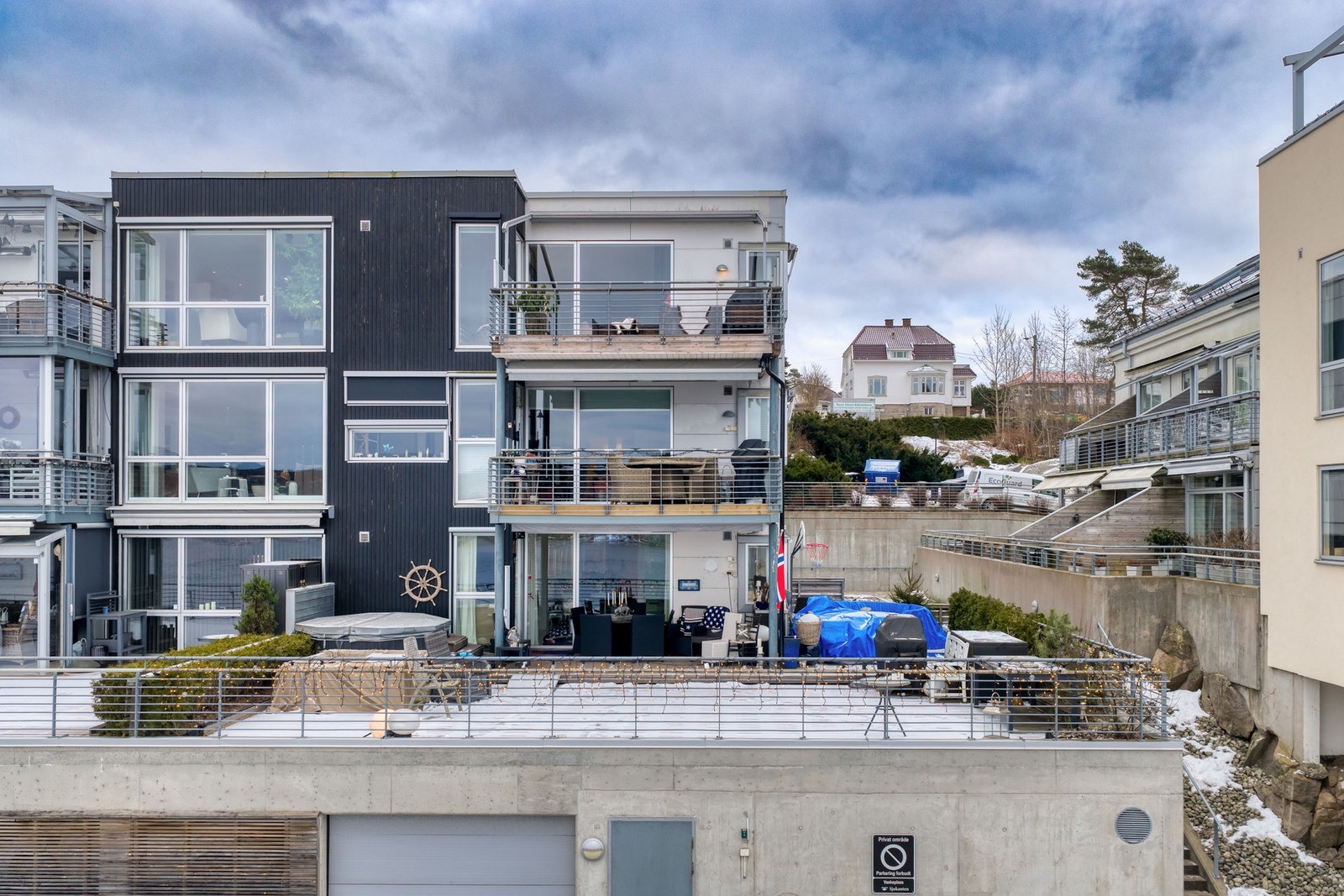 Vestvendt terrasse med god plass til utemøbler og boblebadekar. Galleribilde
